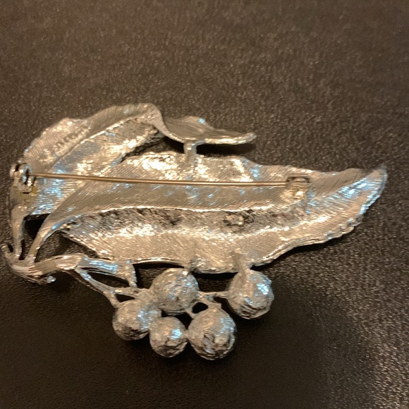 Vintage Sarah Coventry Silver-Tone Leaf Brooch with Faux Pearl Berries - stamped - Picture 6 of 8